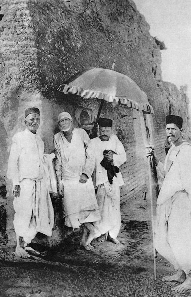 Sri Saibaba on the way to Lendi, c.1911-12 (left to right: Nana Nimonkar, Sai Baba, Bhagoji Shinde, Gopalrao Booty, Nana Chopdar)